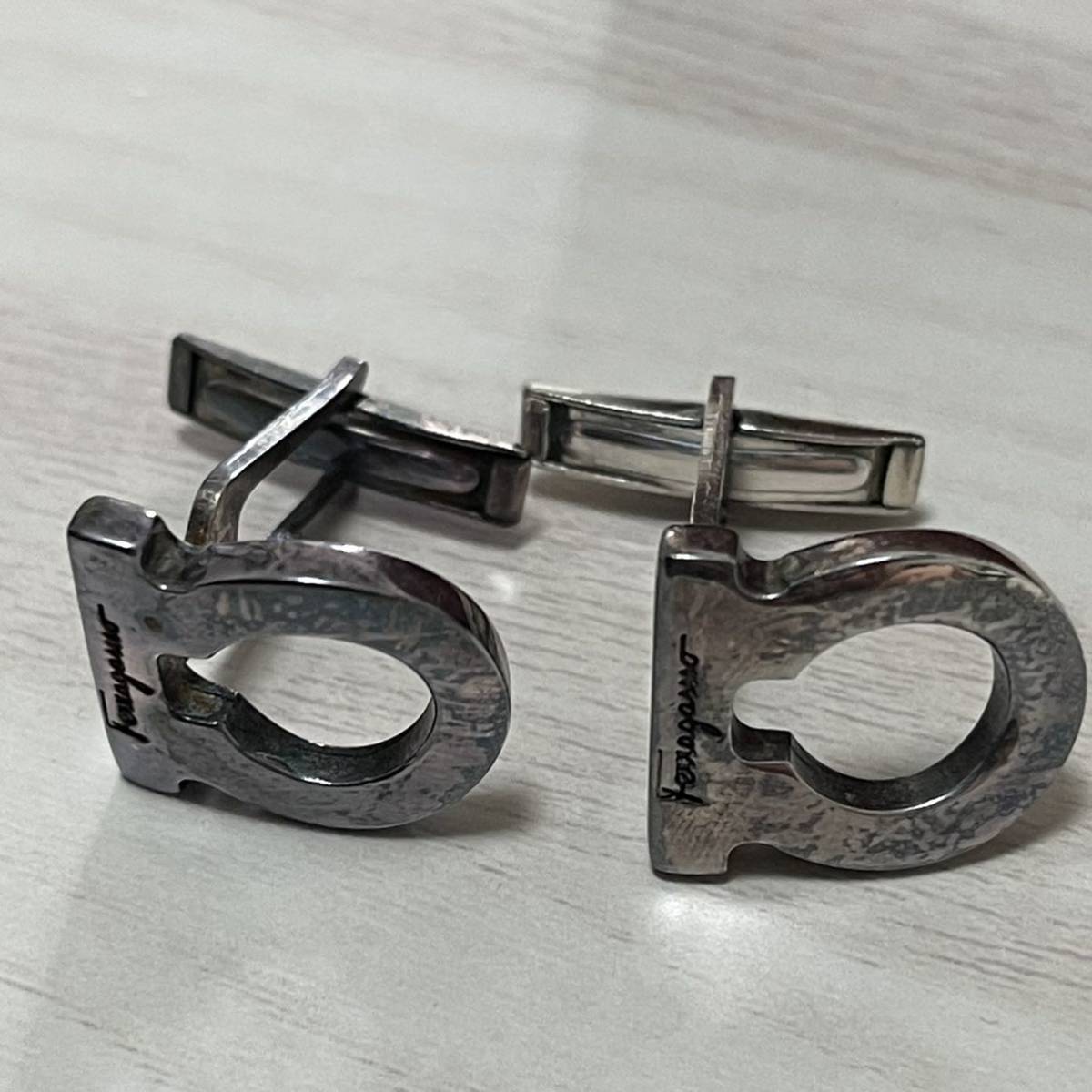 サルヴァトーレフェラガモ カフス メンズカフスボタン（手首用）｜フェラガモ