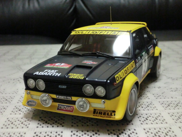 ミニカー 1／18 フィアット 131 アバルト「OLIO FIAT