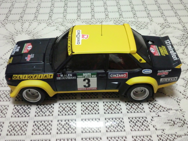 ミニカー 1／18 フィアット 131 アバルト「OLIO FIAT