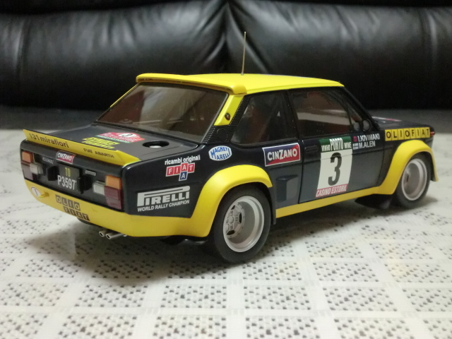 ミニカー 1／18 フィアット 131 アバルト「OLIO FIAT