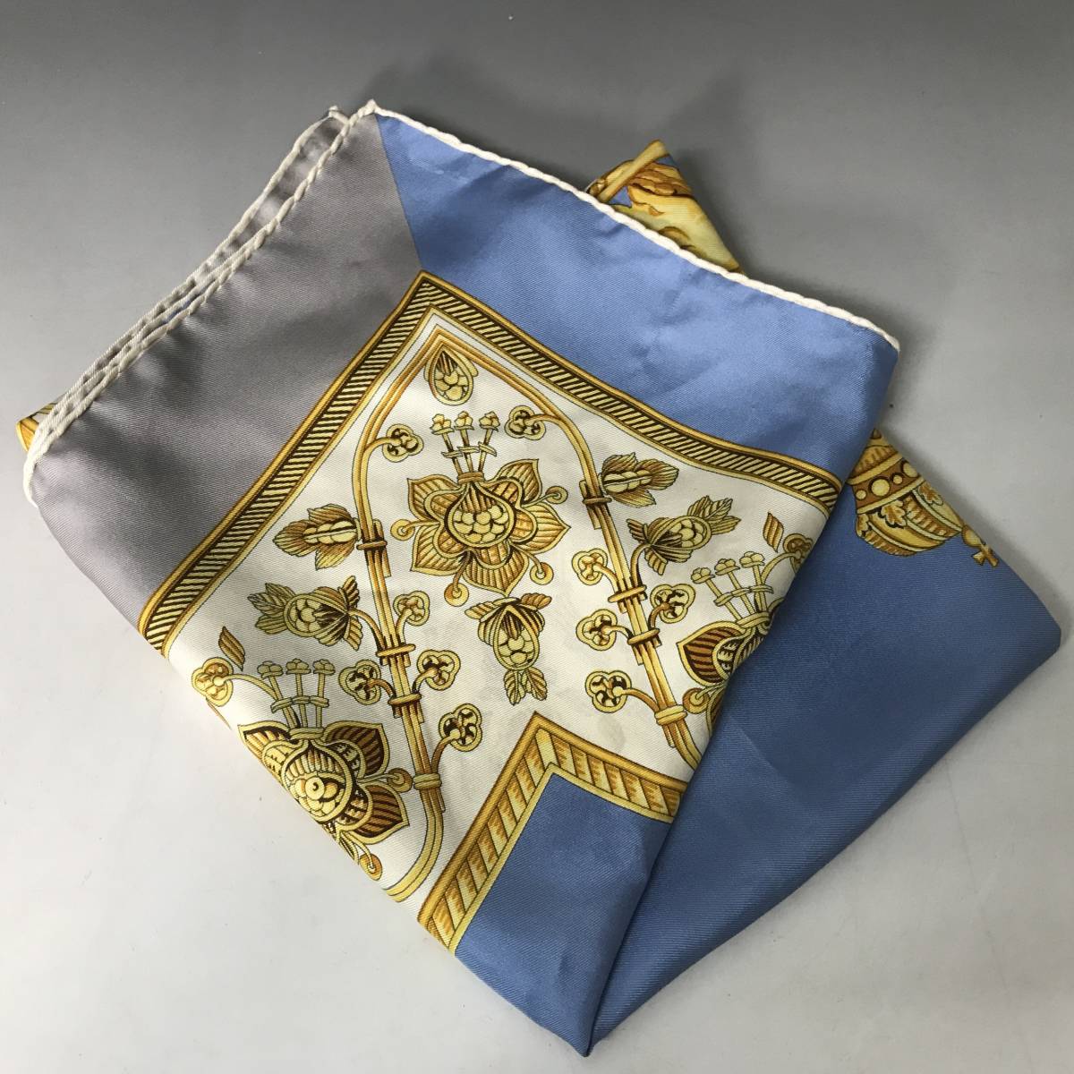 MY2/17 CELINE セリーヌ 大判 縦88×横86cm スカーフ ライトブルー×ゴールド 本物保証 セリーヌ CELINE ハンドバッグ Nino Teen size80