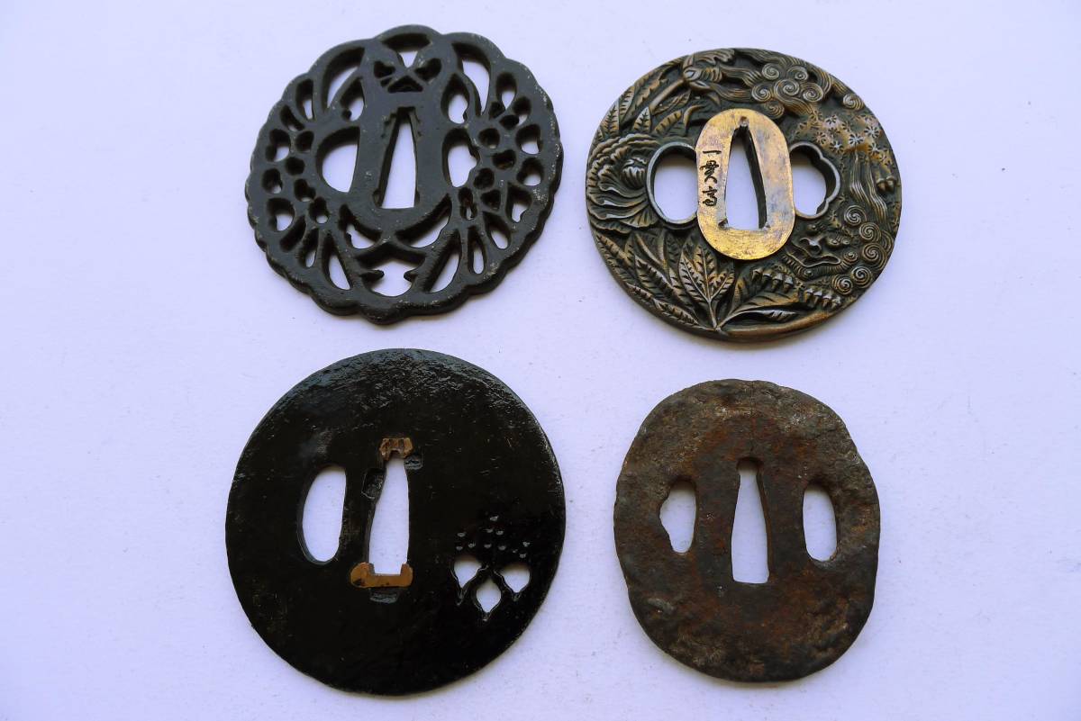 時代武具 木製 無垢材 鍔透かし 四振掛用 刀掛け 武具 刀装具 時代武具 木製 無垢材 鍔透かし 四振掛用 刀掛け 武具 刀装具