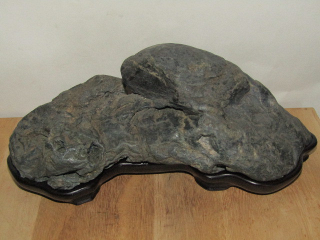  唐木台座付 1.3kg 自然石 鑑賞石 盆石 水石 A(原石)｜売買されたオークション情報、yahooの商品情報をアーカイブ公開 - オークファン 原石
