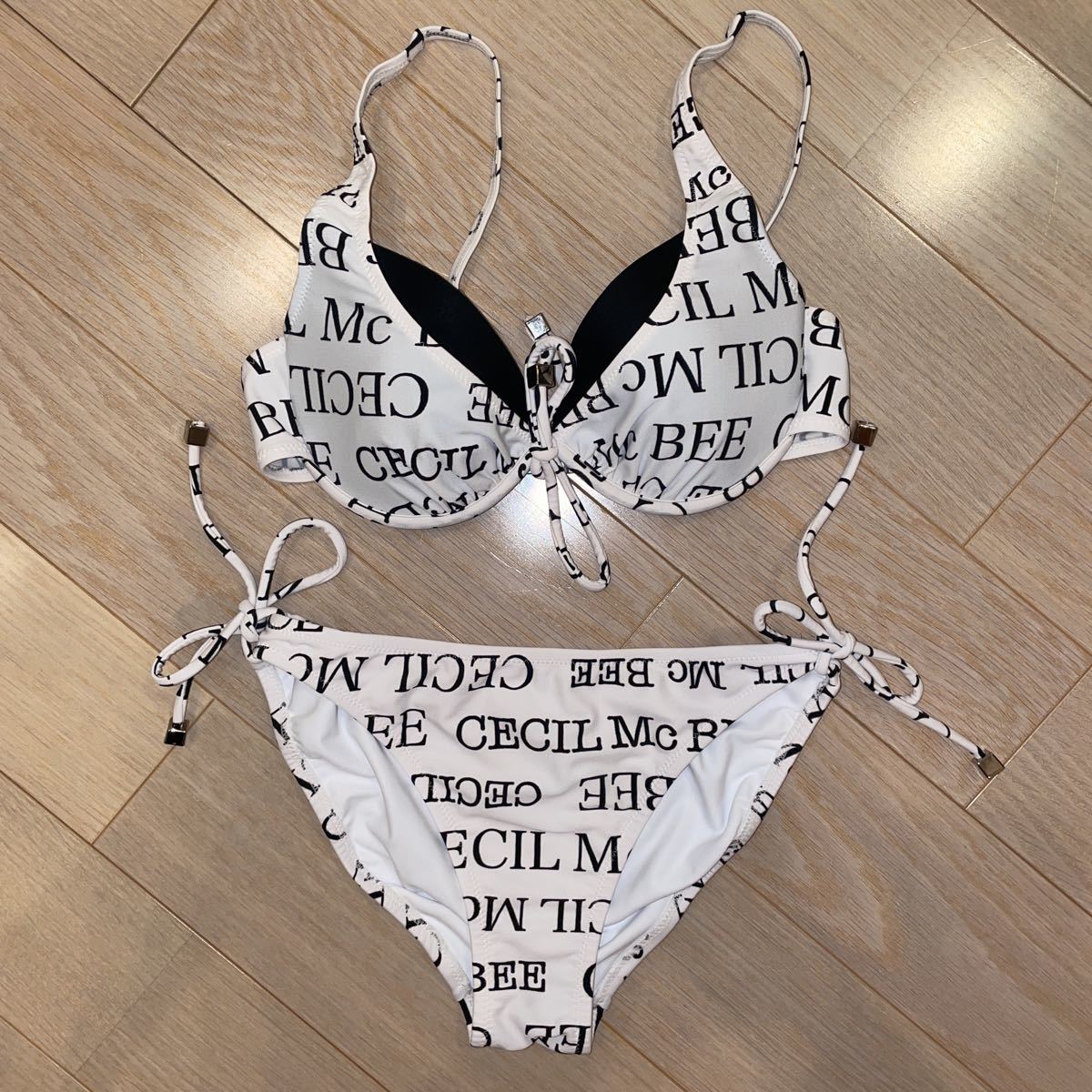 セシルマクビー Cecil Mcbee キュロット付き ビキニ 水着 ワイヤービキニ 売買されたオークション情報 Yahooの商品情報をアーカイブ公開 オークファン Aucfan Com