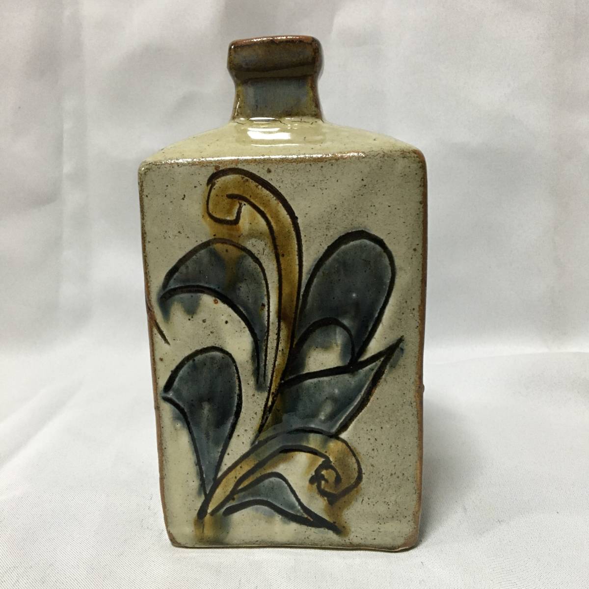 595】人間国宝 金城次郎 エビ草文 角瓶 高19.5㎝ 海老文 //