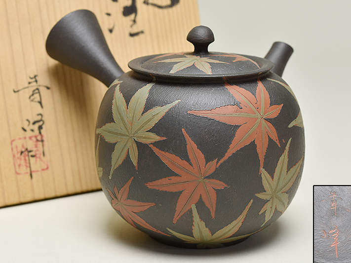 高資 造 朱泥彫 花文 ・ 陶仙 造 朱泥彫 竹詩文 横手 急須 二点