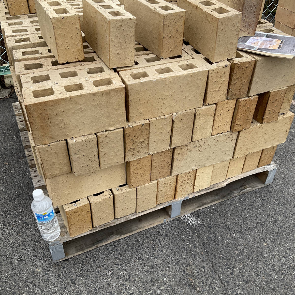 送料無料，限定SALE 大量出品 レンガ 168個 淡いベージュ 三つ穴 ブロック 外構工事フェンス 引き取り限定 ガーデニング 花壇 庭園作り(外壁材)｜売買されたオークション情報、yahooの商品情報をアーカイブ公開 - 外壁材