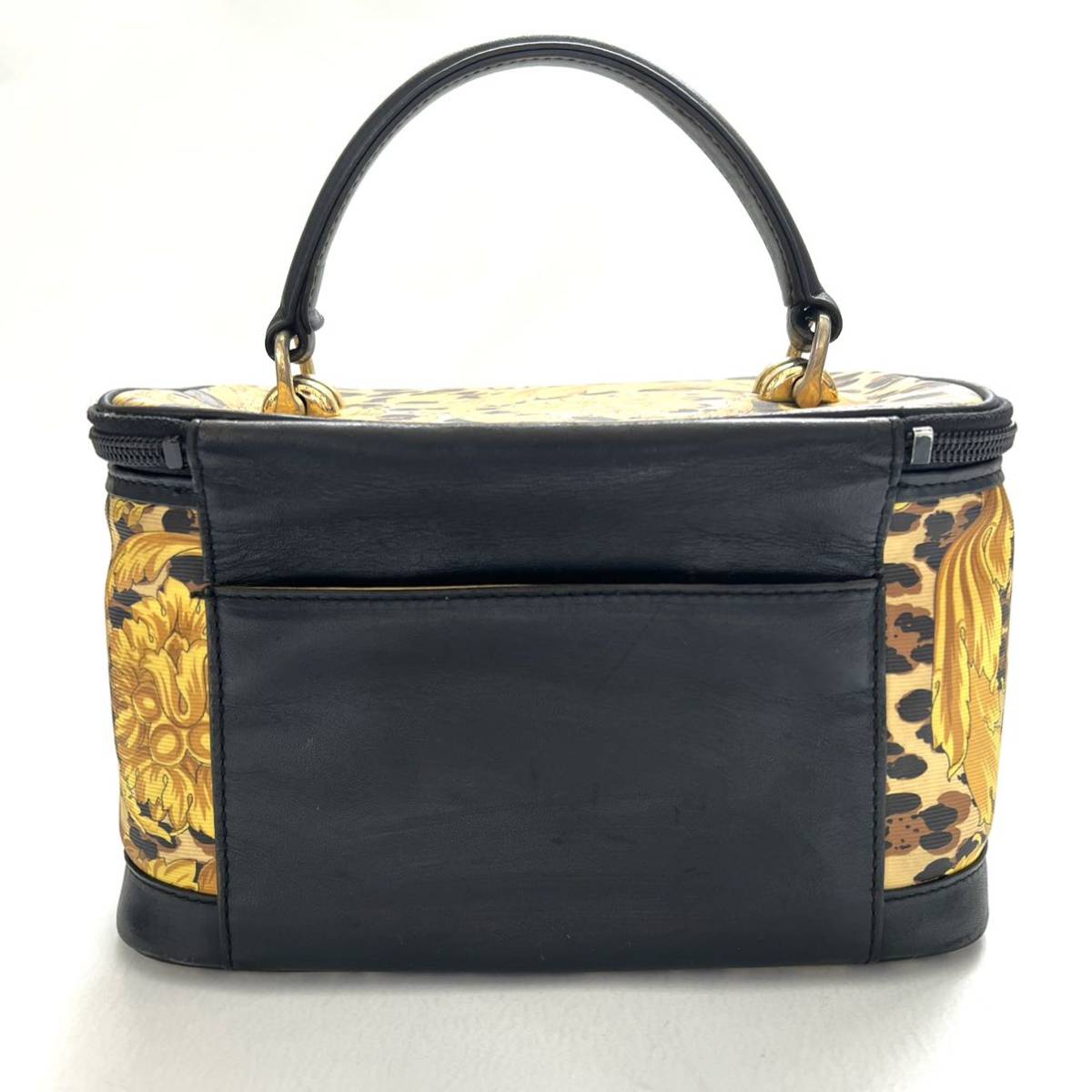 K45 VERSACE ヴェルサーチ バニティバック 化粧バック コスメ VERSACE（ヴェルサーチェ） バニティバッグ ブラック 黒 ゴールド金具