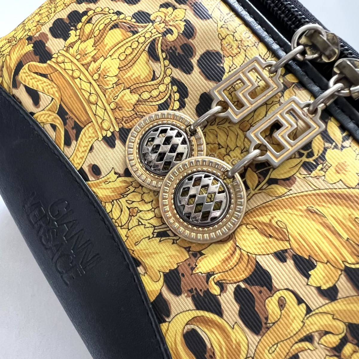 送料無料】Versace ヴェルサーチ バニティバッグ コスメポーチ 総柄
