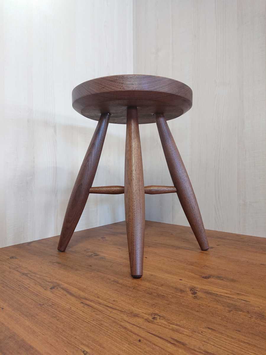 47建具屋一筋55年のおじいちゃんの手作り三本脚イス、スツール a 0 55