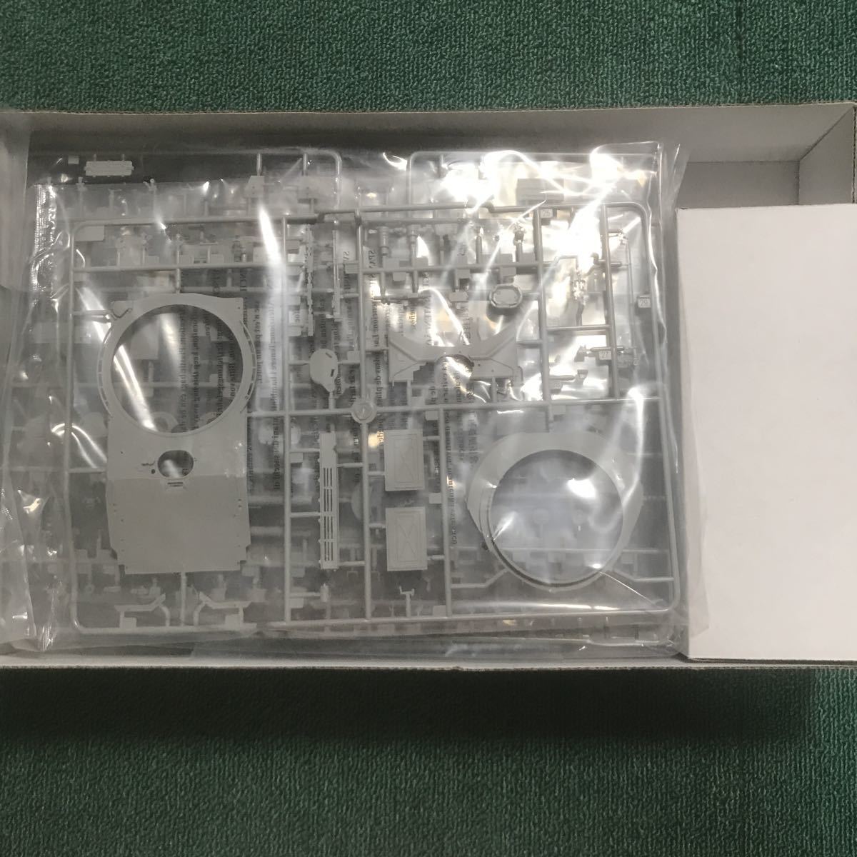 1/35 トランペッター　ロシア　T-72B MAD1990 1&frasl;35 T-72B Mod.1990 T-72B&frasl;B1主力戦車 \"コンタークト1\" プラモデル