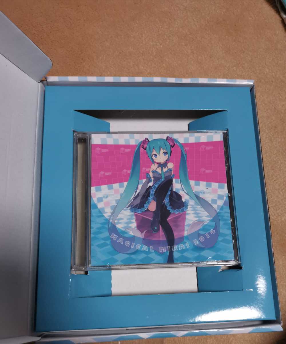 マジカルミライ14 In Osaka イラストが差し替えられるcdジャケット型カレンダー 初音ミク 売買されたオークション情報 Yahooの商品情報をアーカイブ公開 オークファン Aucfan Com