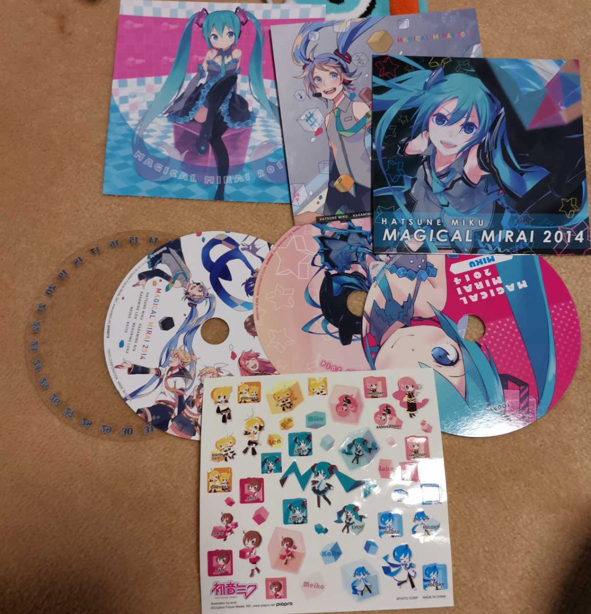 マジカルミライ14 In Osaka イラストが差し替えられるcdジャケット型カレンダー 初音ミク 売買されたオークション情報 Yahooの商品情報をアーカイブ公開 オークファン Aucfan Com