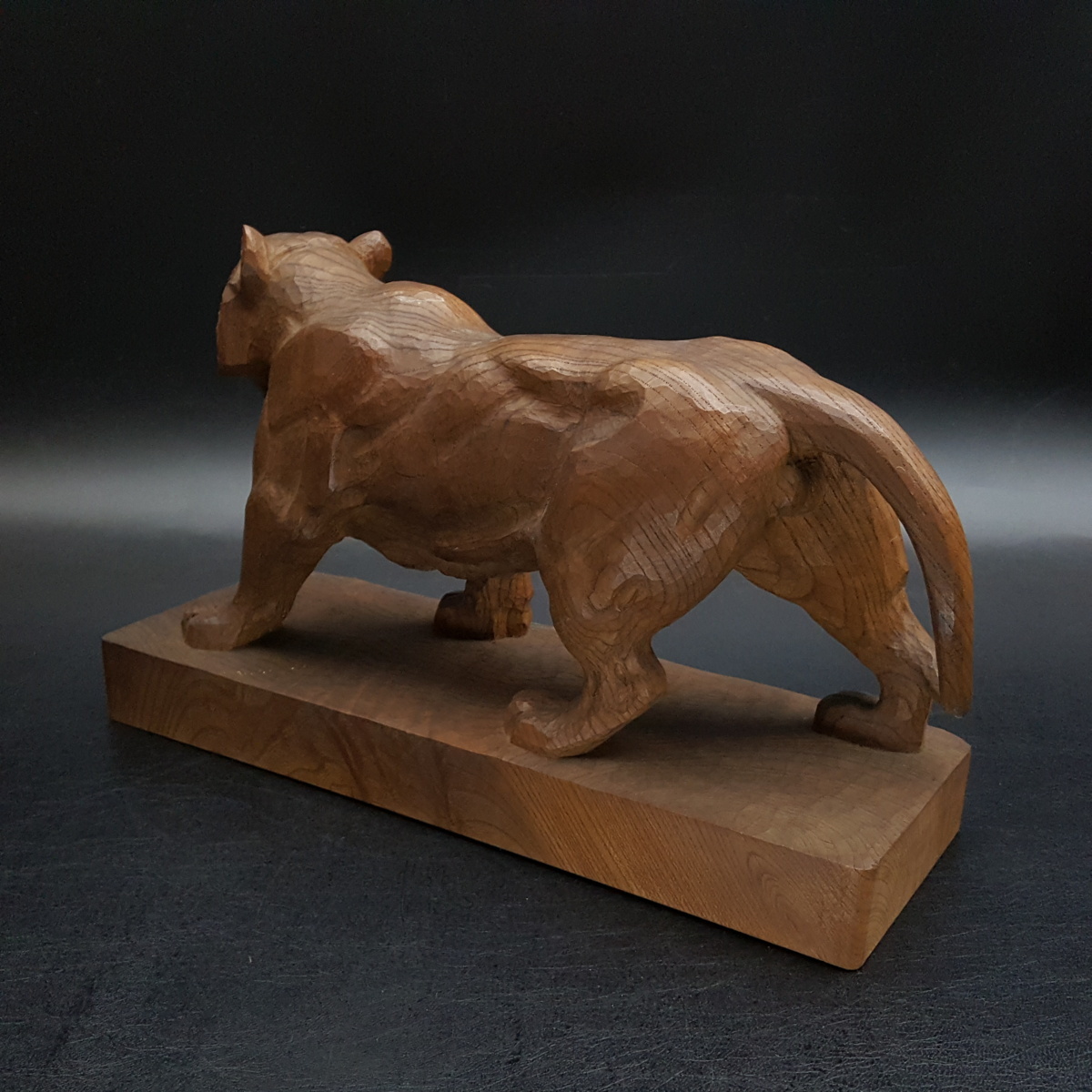 新作入荷，SALE】 【宝蔵】木彫 木製彫刻 吉田三郎 虎 置物 29cm 合箱