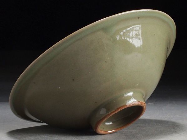 Q402. 中国古玩 耀州窯 青釉陽刻 蓮花文 碗 青瓷盞 直径16.8cm / 古美術古陶磁陶器陶芸時代 故宫博物院 刻花青瓷之冠——耀州窑 耀州窑青釉印花童子玩莲纹碗- 宋 耀州窑青釉刻花莲花纹双耳瓶- 耀州窑青釉刻花菊瓣纹碗-