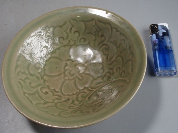 Q402. 中国古玩 耀州窯 青釉陽刻 蓮花文 碗 青瓷盞 直径16.8cm / 古美術古陶磁陶器陶芸時代 故宫博物院 刻花青瓷之冠——耀州窑 耀州窑青釉印花童子玩莲纹碗- 宋 耀州窑青釉刻花莲花纹双耳瓶- 耀州窑青釉刻花菊瓣纹碗-
