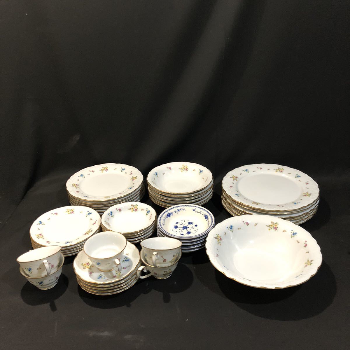 激安大特価，正規品 3862 Noritake カップ&ソーサー 洋食器 まとめて 大皿 深皿 小皿 プレート 34枚 小花 金彩 ノリタケ(ノリタケ)｜売買されたオークション情報、yahooの商品情報をアーカイブ公開 - オークファン ノリタケ