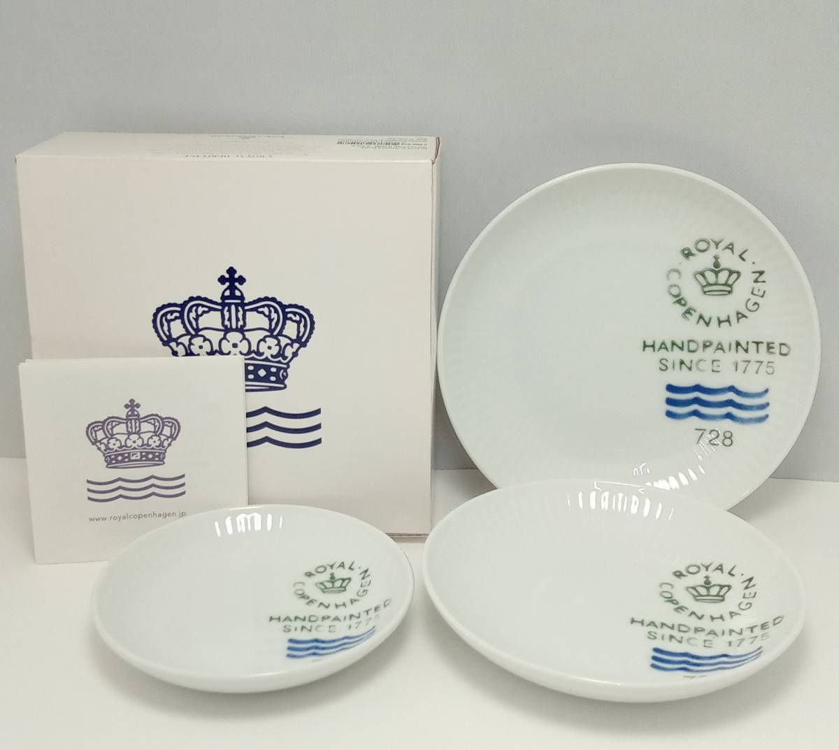 定番，高品質 箱付 ロイヤル コペンハーゲン ROYAL COPENHAGEN/ フルーテッドシグネチャー プレート3枚セット(ロイヤルコペンハーゲン)｜売買されたオークション情報、yahooの商品情報をアーカイブ公開 - オー ロイヤルコペンハーゲン