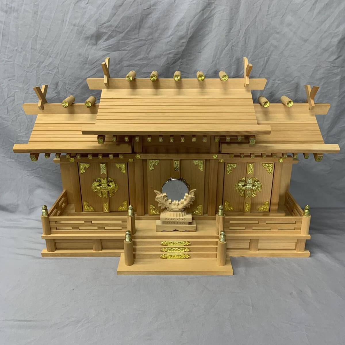 新作登場，定番人気 木製 神棚 神鏡 屋根違い 三社 横70㎝&times;高さ40㎝ 金の装飾 神具 伝統工芸 伝統 ひのき 繁栄 商売繁盛 家内安全 祈願 神様(神棚、神具)｜売買されたオークション情報、yahooの商品情報をアー 神棚、神具