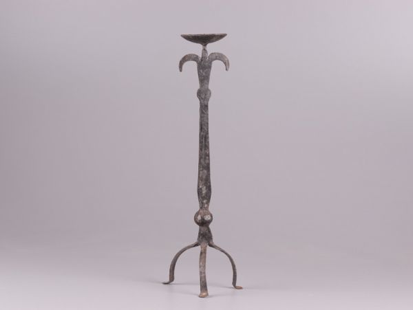 美品 未使用 鉄製手燭台 寺院 茶道 古美術 燈火具 金属工芸 茶事 夜咄 江戸時代 古美術 猫 - 鉄の燭台 古美術品専門サイト 金属工芸 燭台，古
