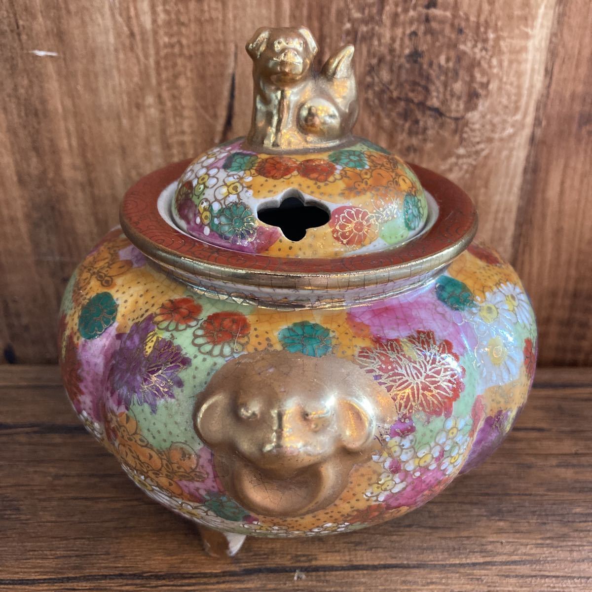 薩摩焼 獅子摘 丸十字家紋 金襴手 三足香炉 武者人物図 金襴手色絵金彩