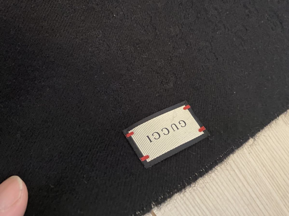美品！送料込み！高級！GUCCI シマ　マフラー　グッチ　ヴィトン　ネックウォーマー 大判ストール ブラック ジョンストンズストール