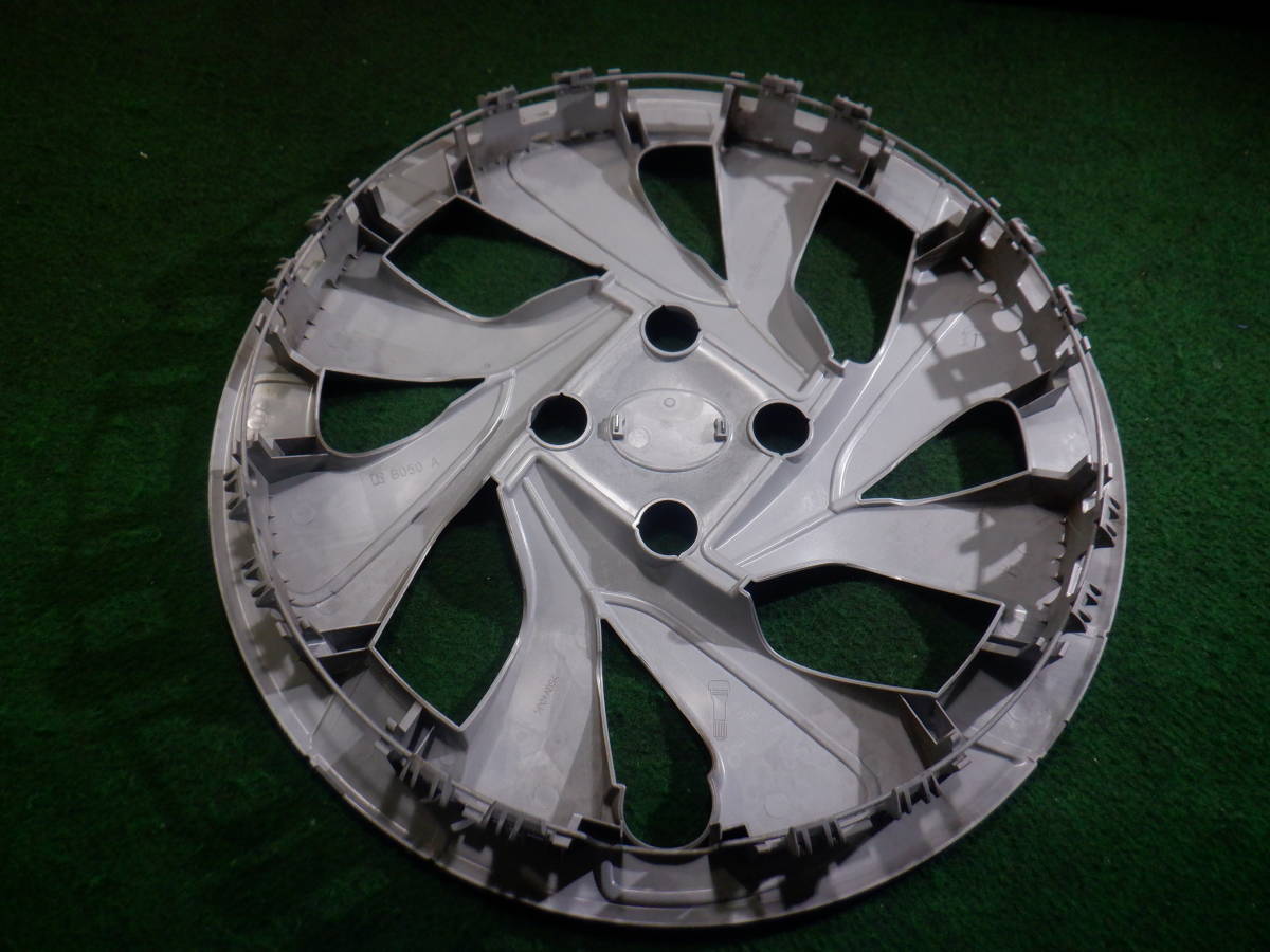 トヨタ アクア NHP10 純正 ホイールキャップ 黒&frasl;シルバー 15