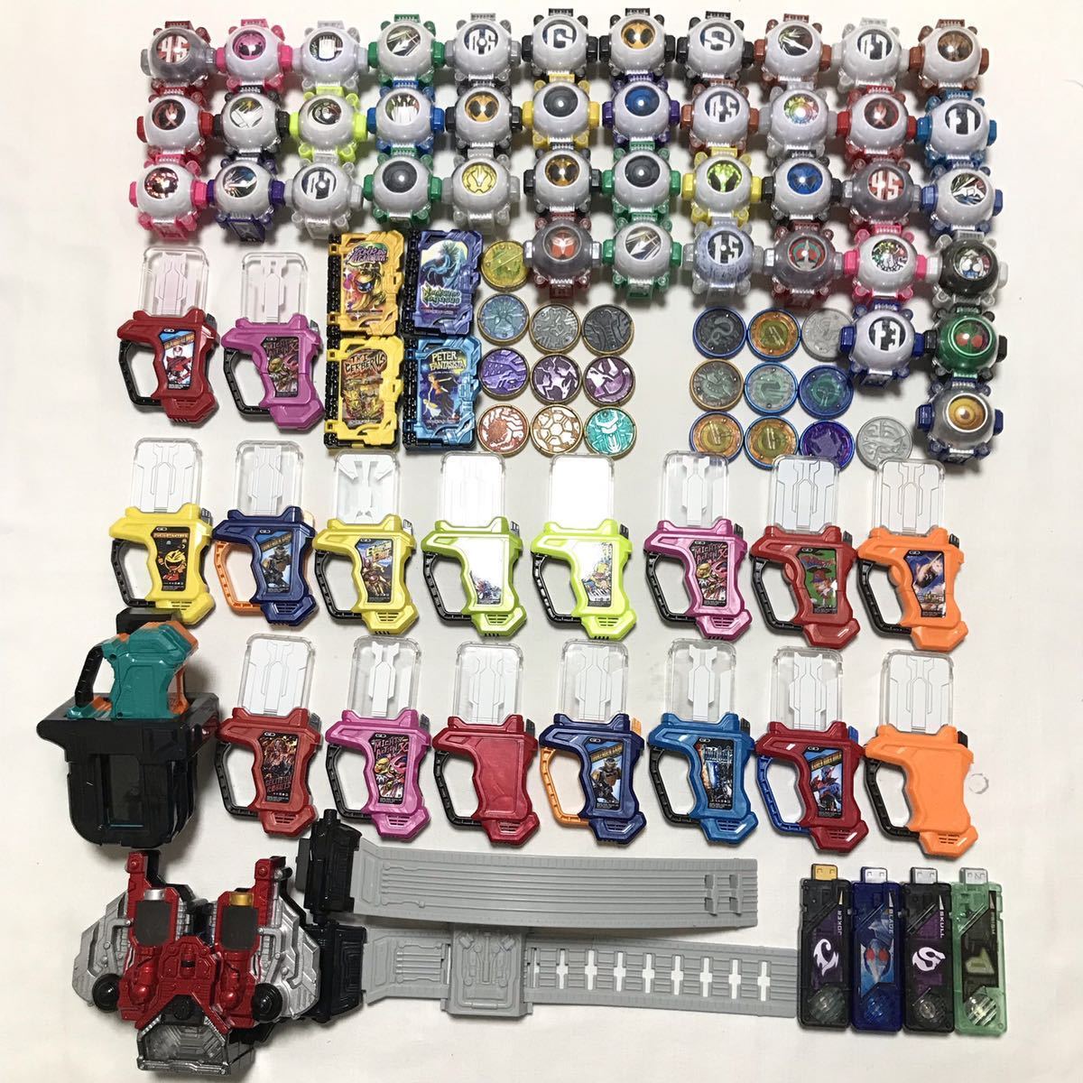  仮面ライダー 変身グッズ 大量セット まとめ売り/ガイアメモリ ガシャット ライドブック オーメダル ゴーストアイコン/処分 変身ベルト DX(仮面ライダー)｜売買されたオークション情報、yaho 仮面ライダー