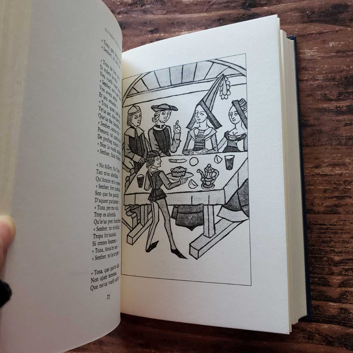 ネイビー 中世ヨーロッパのイラストがとっても素敵な フランスヴィンテージ本 洋書 売買されたオークション情報 Yahooの商品情報をアーカイブ公開 オークファン Aucfan Com