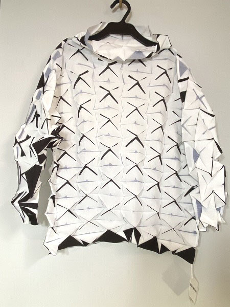 M181 イッセイミヤケ クロ x 白 スクエア プリーツ ブラウス