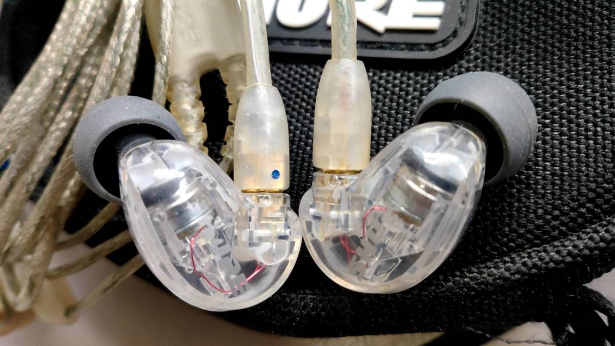 NR0074●SHURE シュア 高遮音性イヤホン (有線タイプ) / SE215　ケース付き　中古美品　送料無料 シュア SHURE 高遮音性イヤホン Special 島村 )
