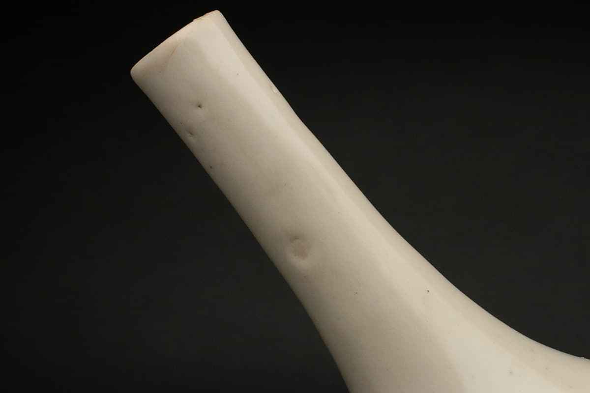 EA025 朝鮮古美術 李朝白磁染付牡丹蝶文 鶴首瓶 高17cm 重430g 木箱附