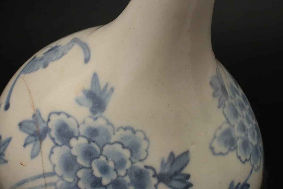 EA025 朝鮮古美術 李朝白磁染付牡丹蝶文 鶴首瓶 高17cm 重430g 木箱附