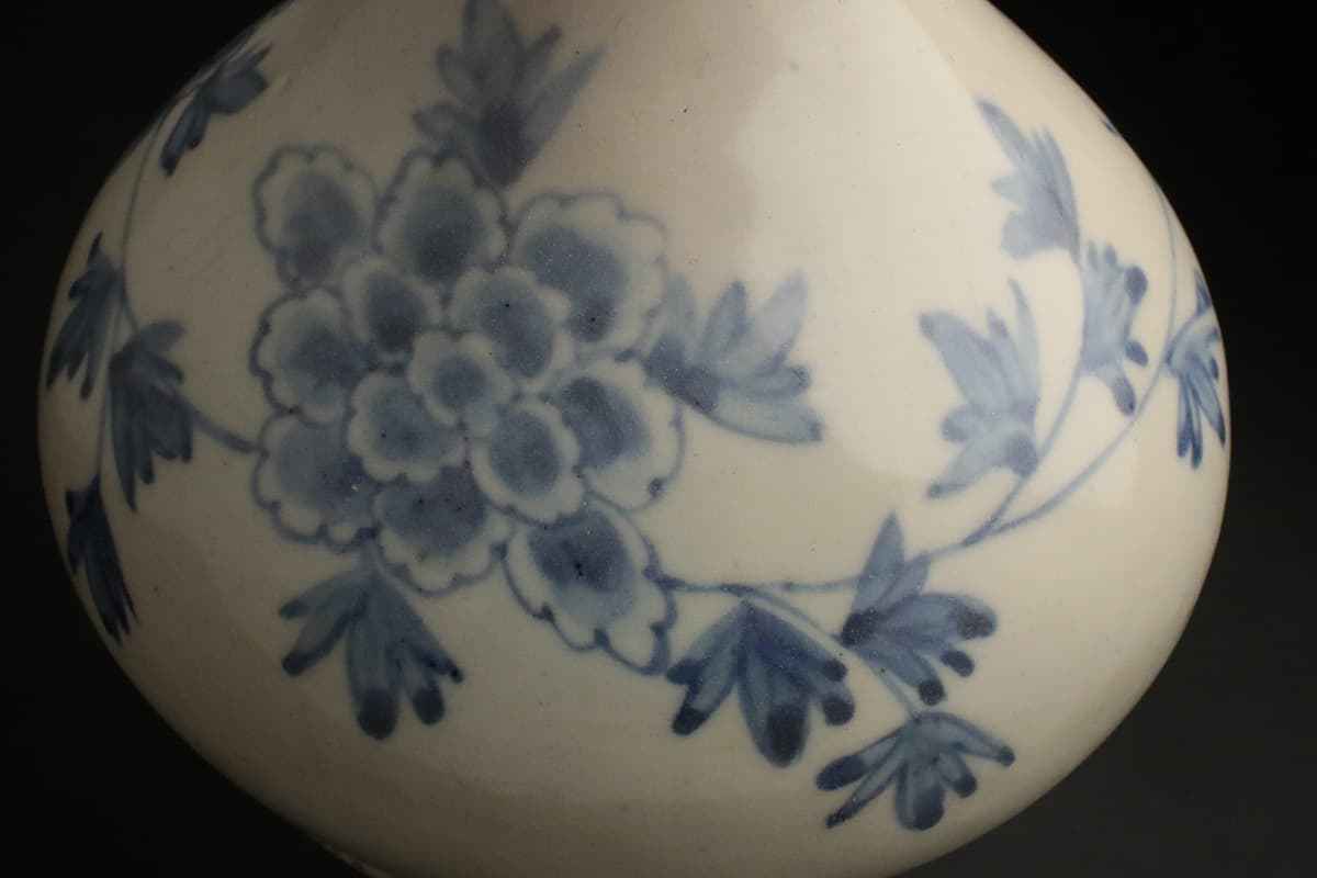 EA025 朝鮮古美術 李朝白磁染付牡丹蝶文 鶴首瓶 高17cm 重430g 木箱附
