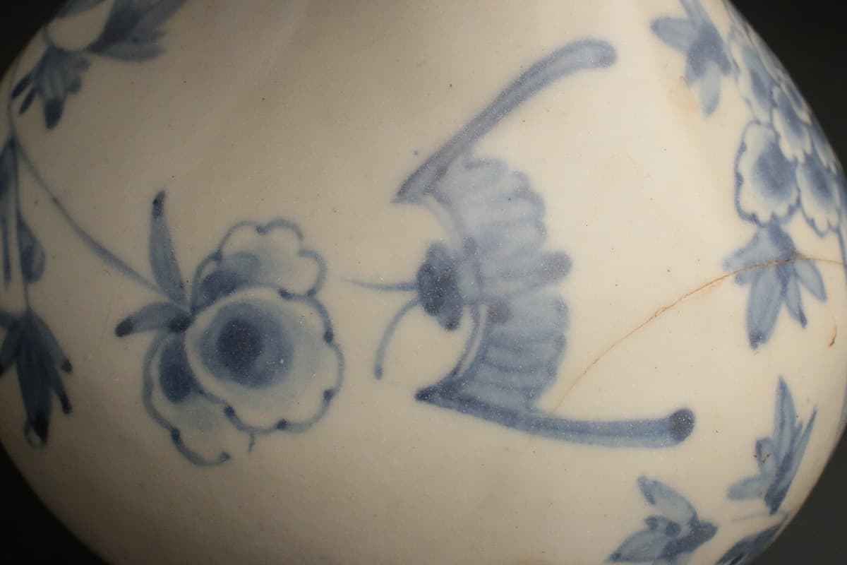 EA025 朝鮮古美術 李朝白磁染付牡丹蝶文 鶴首瓶 高17cm 重430g 木箱附