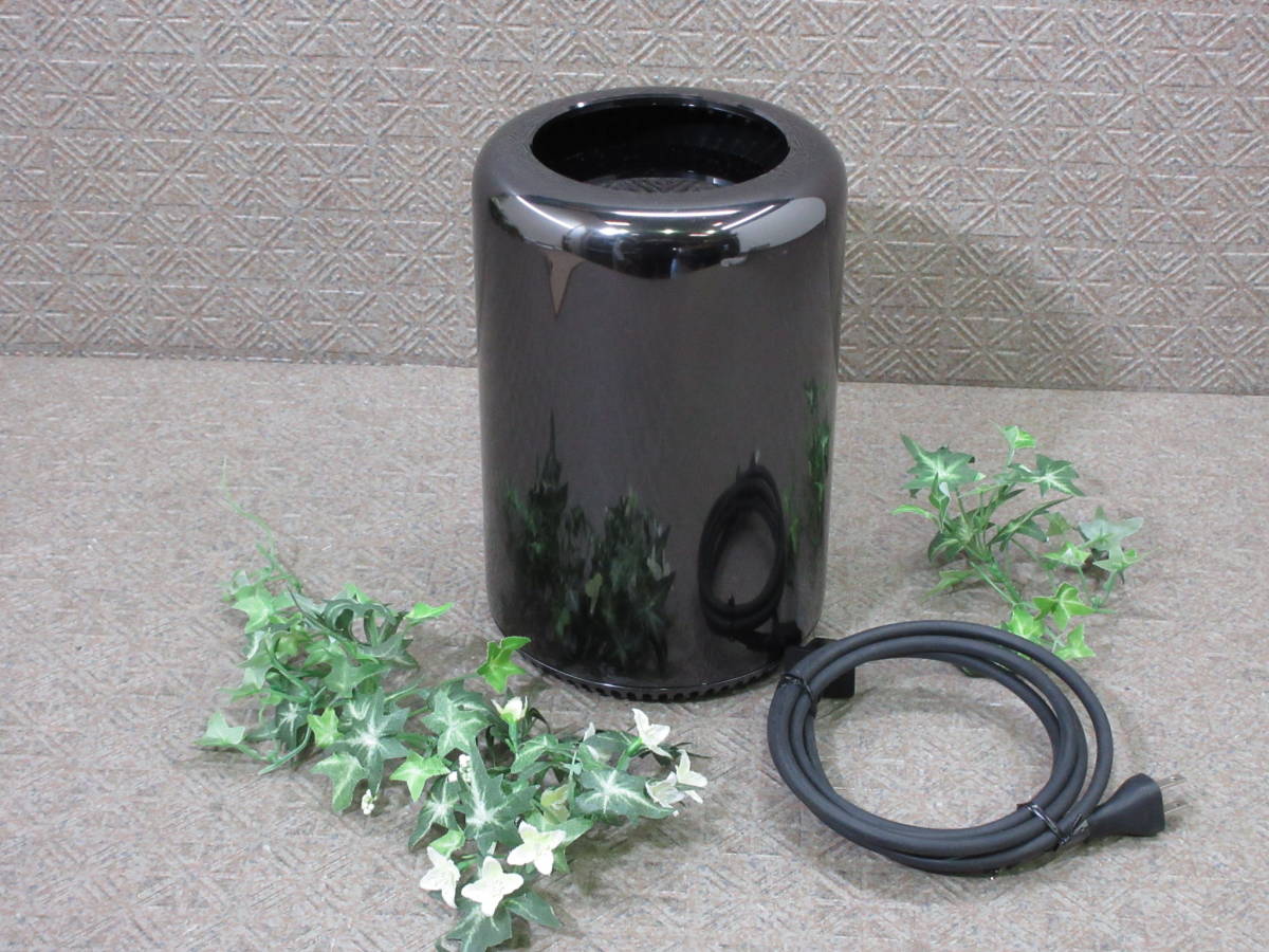 Apple MacPro (Late 2013) / Xeon E5-1620v2 3.70GHz Quad Core / 16GB / SSD 256GB / OS X Yosemite 10.10.5 / No.M841