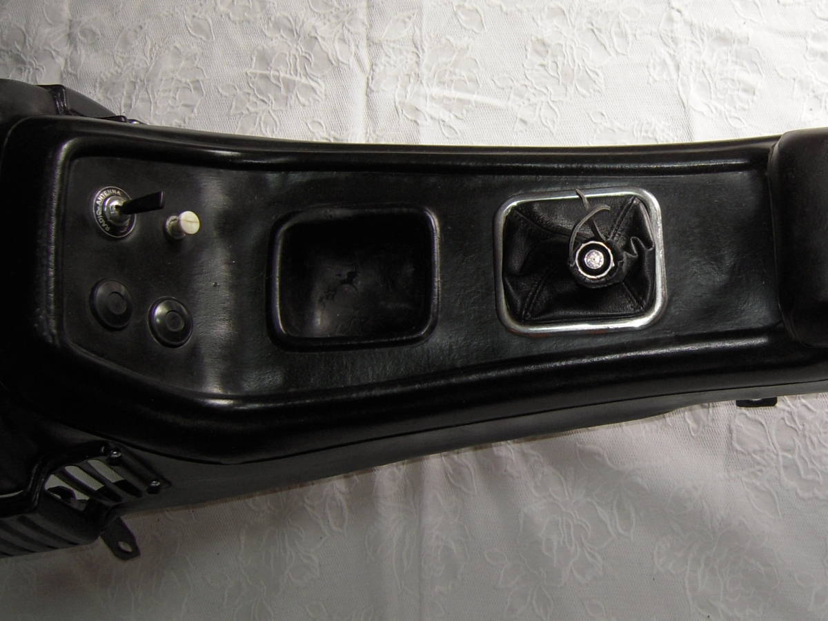 ＲＴ５５　 トヨタ１６００ＧＴ５　 　５速用　　センターコンソール　　　当時物　　純正品