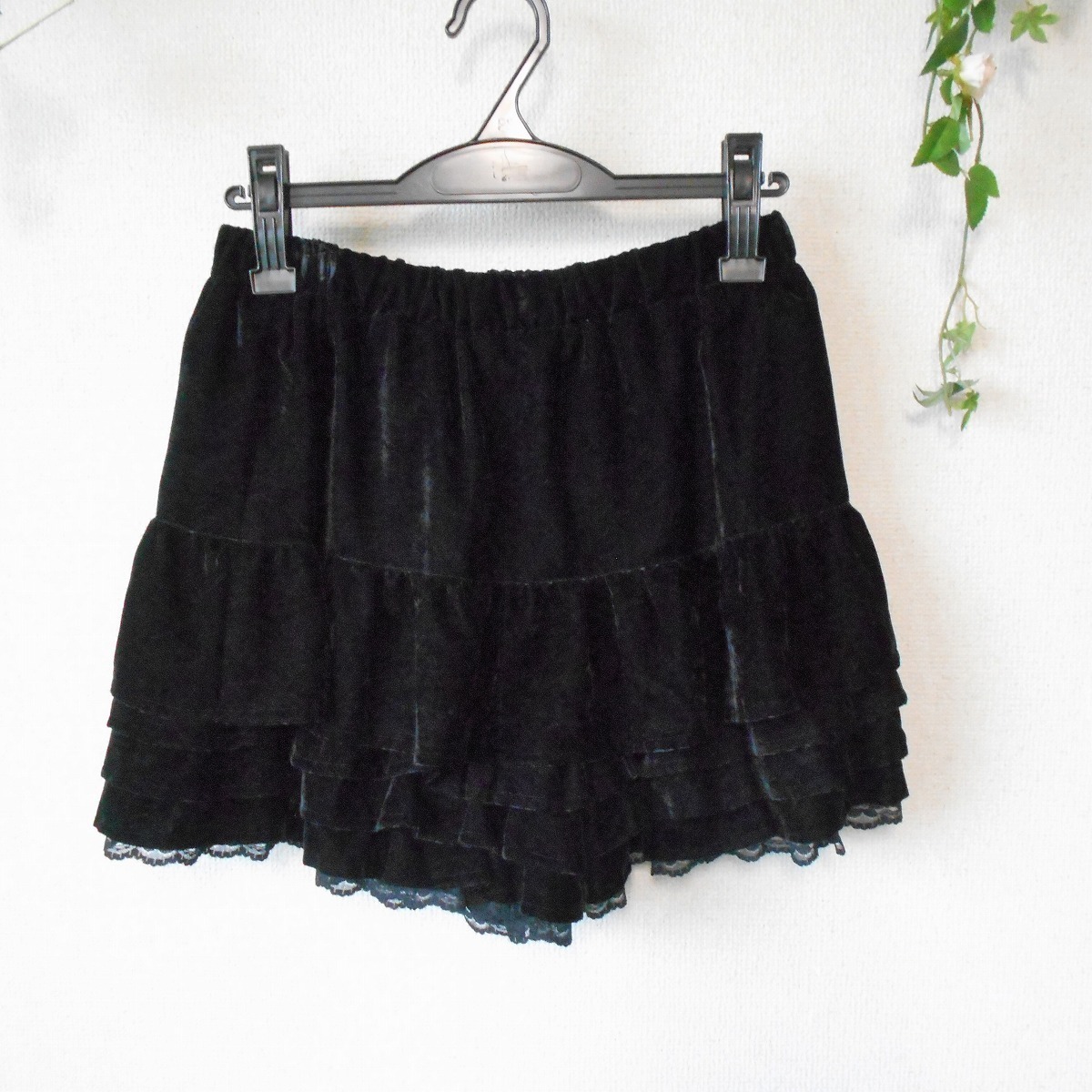 定番，HOT レストローズ LEST ROSE 秋冬 向き ベロア 生地 フリル & レース の 可愛い ミニ スカート 風 ショート パンツ 黒 日本製 2(ボトムス)｜売買されたオークション情報、yahooの商品情報をアーカイ ボトムス