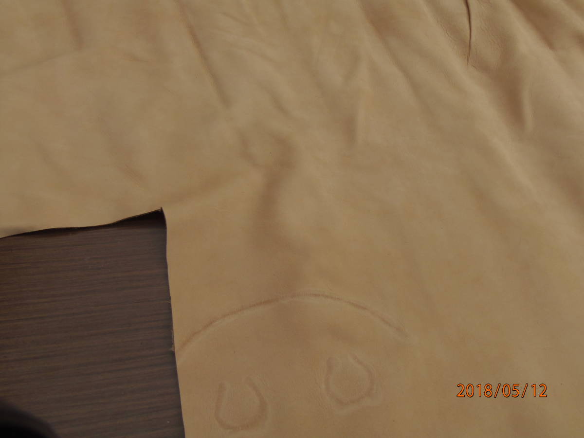 大量出品中!◆職人仕様◆鞄製造◆革　レザー◆Pー136◆900×2700ｍｍ　1.3ｍｍほど◆半切　1枚◆ベージュ　ヌバック◆切り取りあり