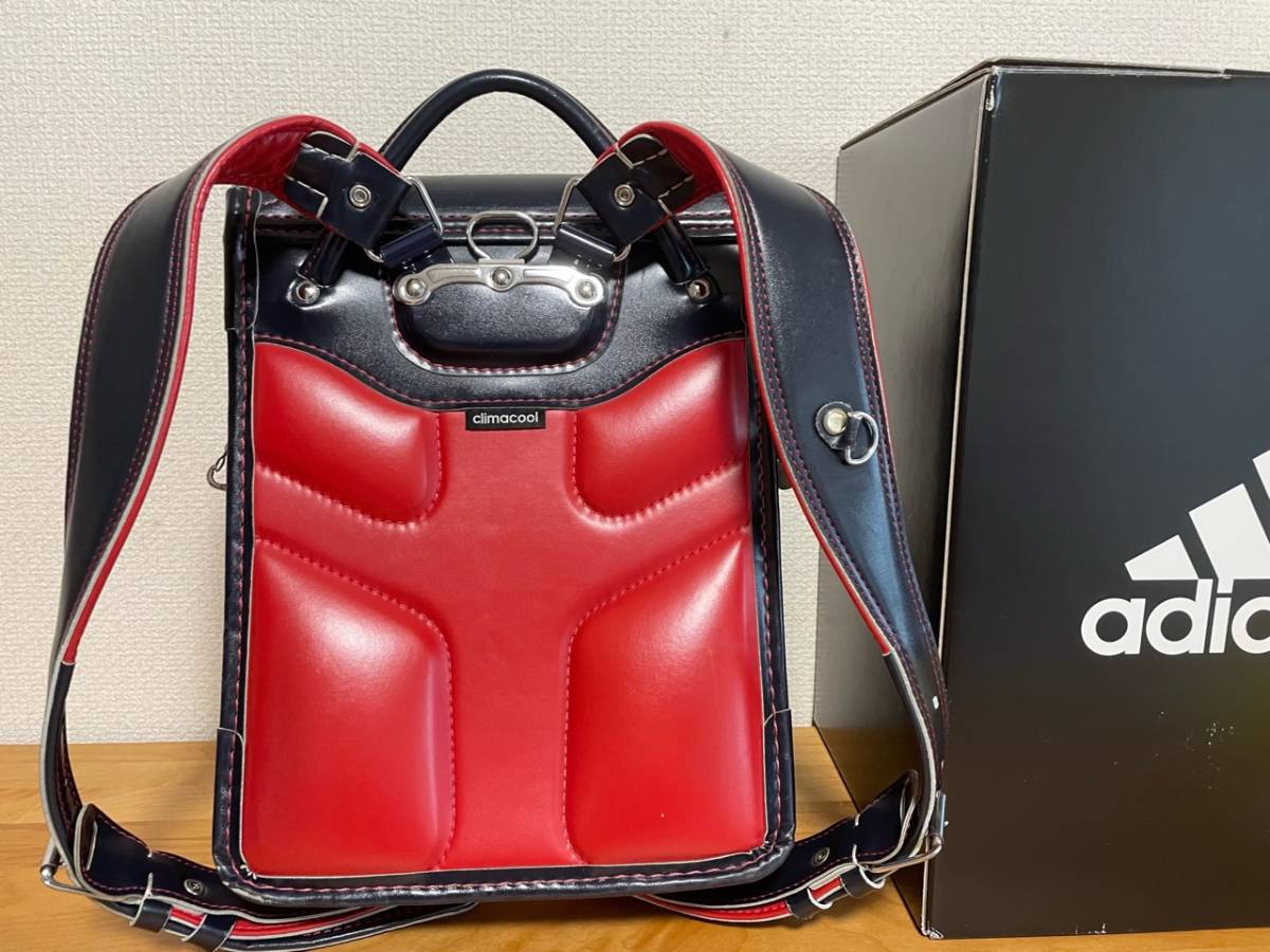 アディダス ランドセル Adidas 242 506 ネイビー レッド クラリーノエフ 反射材小物 雨の日カバーおまけ ランドセル 売買されたオークション情報 Yahooの商品情報をアーカイブ公開 オークファン Aucfan Com