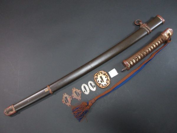 129 時代武具 旧日本陸軍九八式軍刀拵 透鍔 鉄鞘 駐爪掛かります 金具 