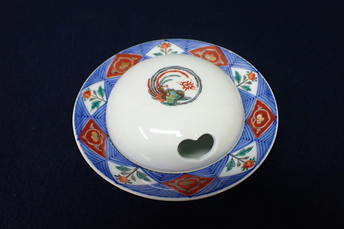 ☆033134 人間国宝 酒井田柿右衛門 染錦赤濃地紋画 灰皿