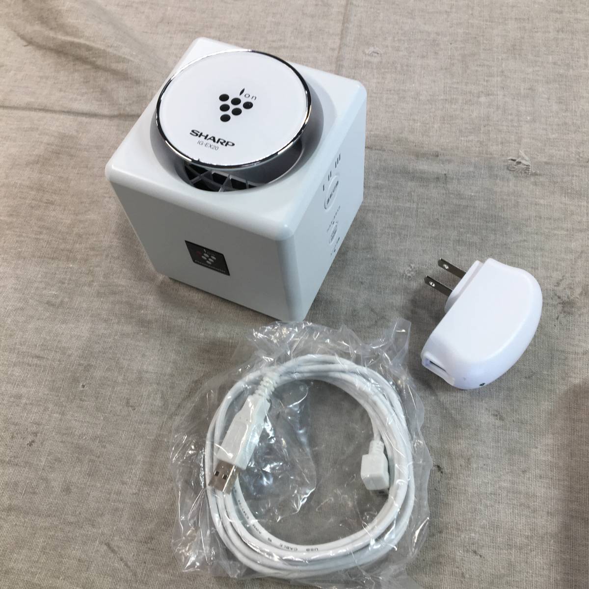 現状品　シャープ プラズマクラスター イオン発生機 多用途 1 畳 ホワイト IG-EX20-W シャープ イオン発生機 プラズマクラスター 黒 プラズマクラスターイオン発生機：シャープ IG-DM1S-W国内正規品