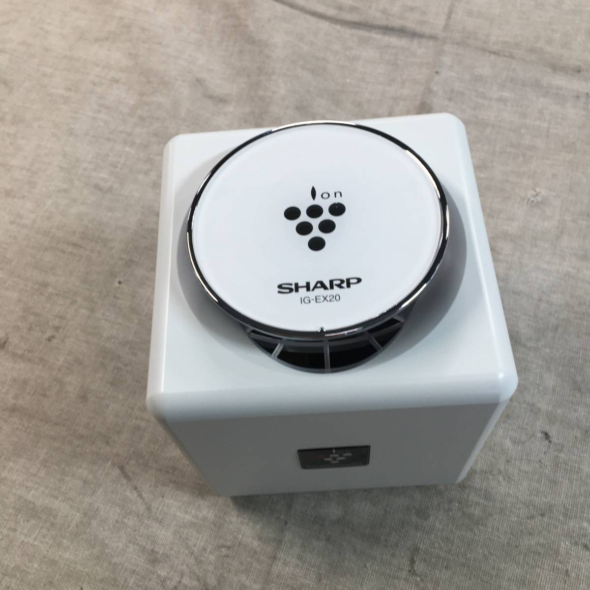 現状品　シャープ プラズマクラスター イオン発生機 多用途 1 畳 ホワイト IG-EX20-W シャープ イオン発生機 プラズマクラスター 黒 プラズマクラスターイオン発生機：シャープ IG-DM1S-W国内正規品