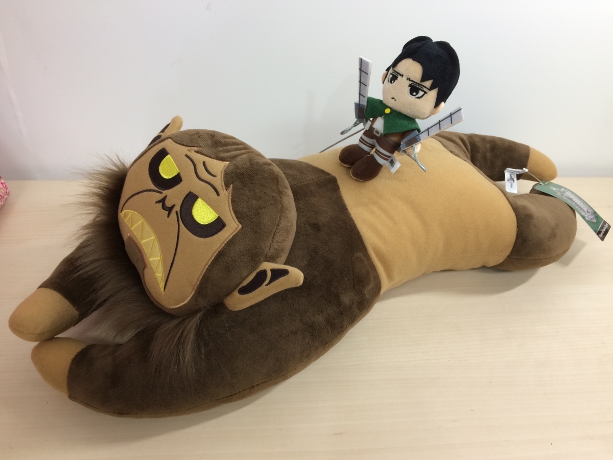 USJ 進撃の巨人 獣の巨人＆リヴァイ兵長 クッション タグ付き ジーク