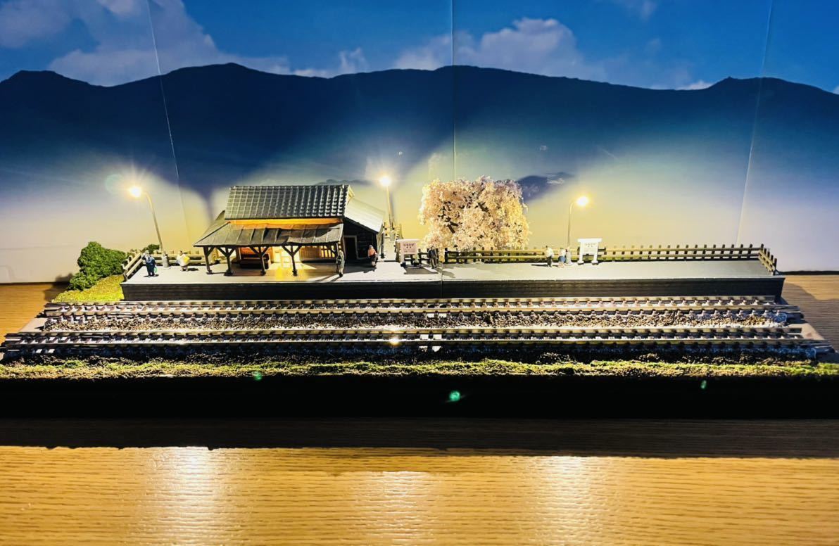 Nゲージ・ジオラマ展示台【昭和ローカル保線区・切取り情景】※車両付き 新品 Nゲージ ジオラマ 昭和の桜ローカル駅レトロ クリアケース 車両