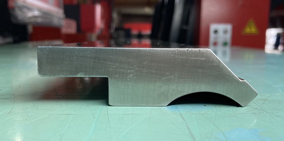 アマダ ◆ ベンダー金型 No.4 標準パンチ ◆ 全長約835mm