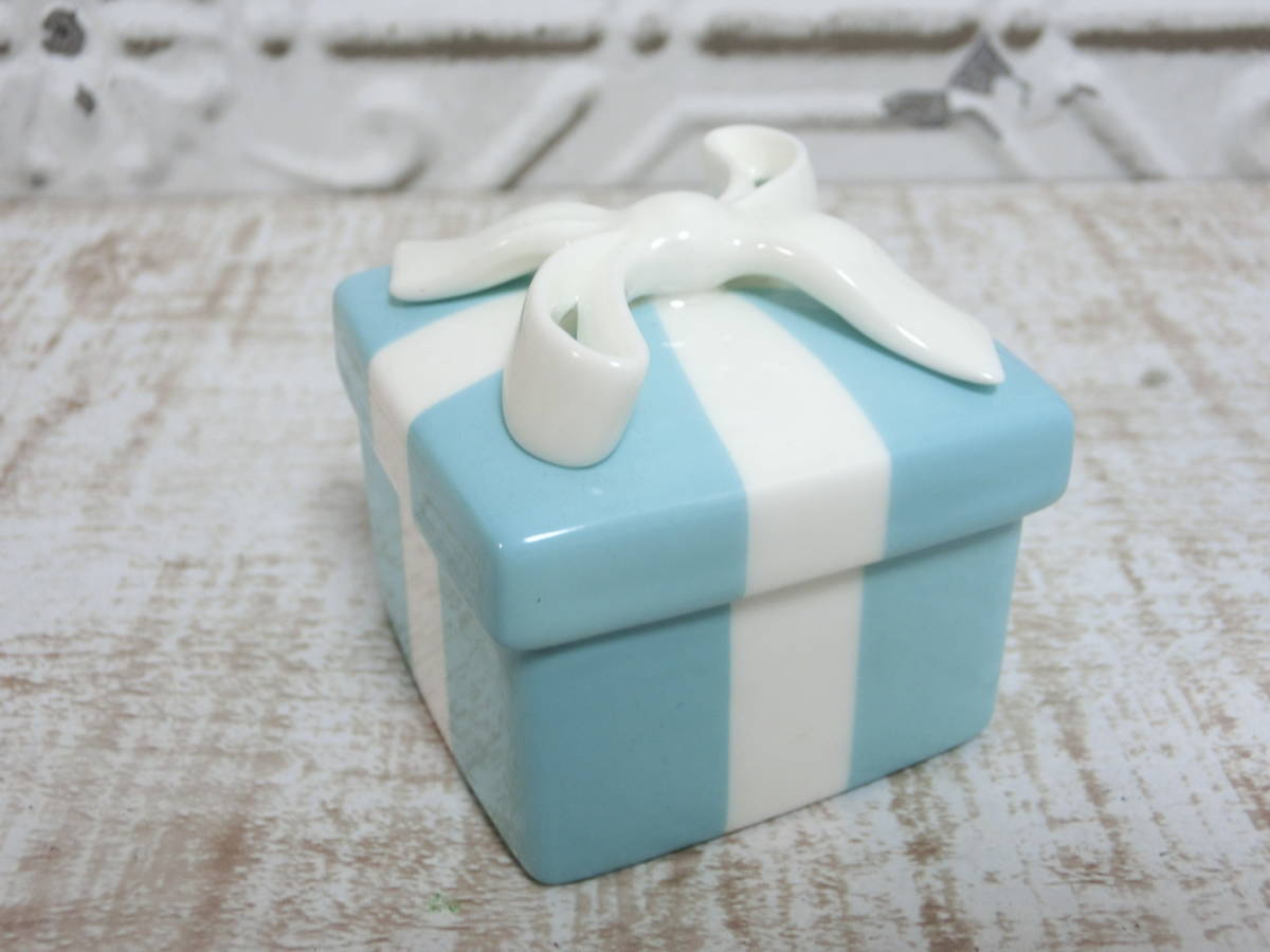  c152 ティファニー TIFFANY&Co. - 陶器 白&times;ライトブルー 小物入れ 小物 ジュエリーボックス(小物入れ)｜売買されたオークション情報、yahooの商品情報をアーカイブ公開 - オークファン 小物入れ
