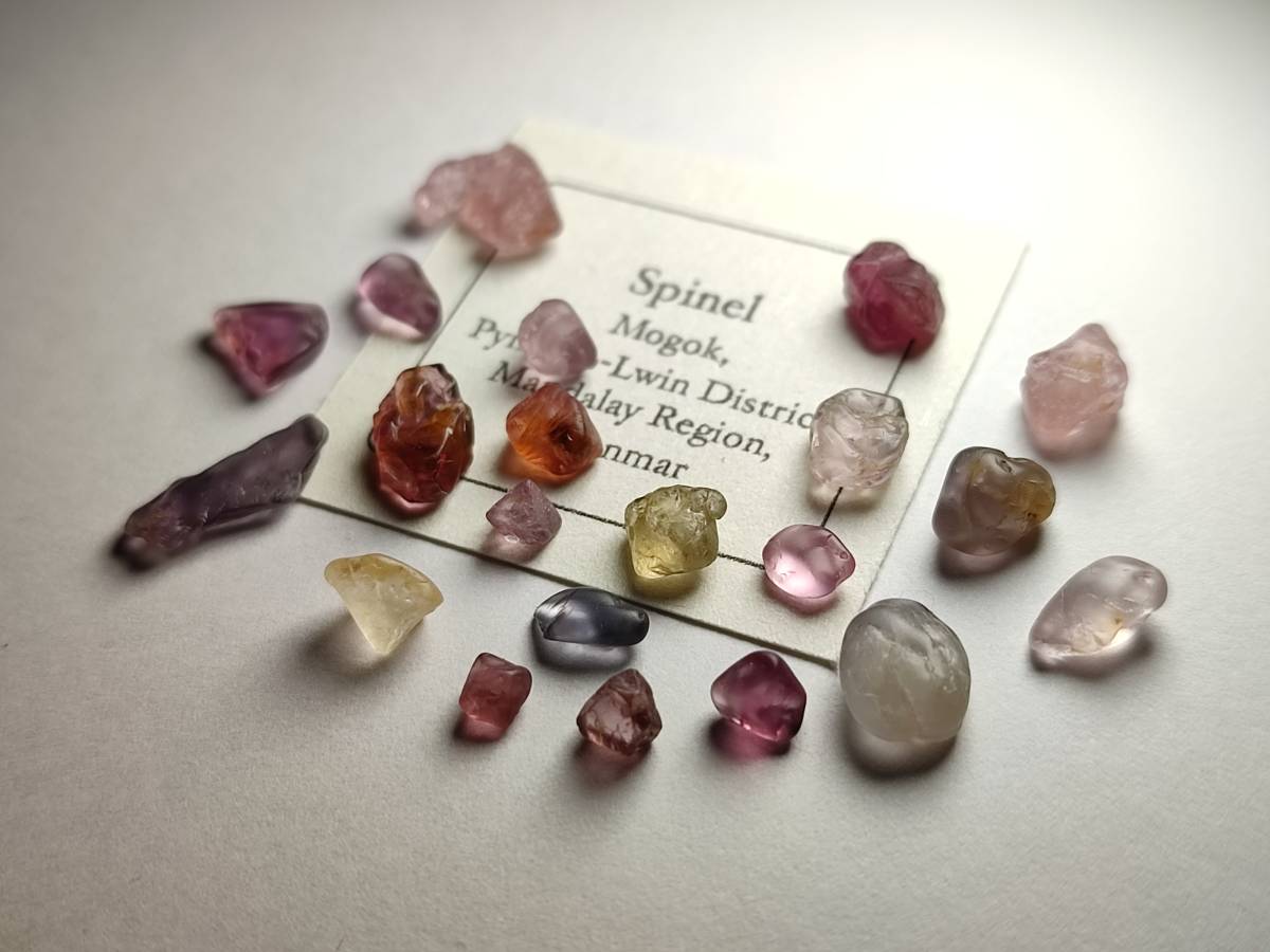 漂砂鉱床のスピネル Spinel ミャンマー・モゴック産 鉱物 ルース 原石