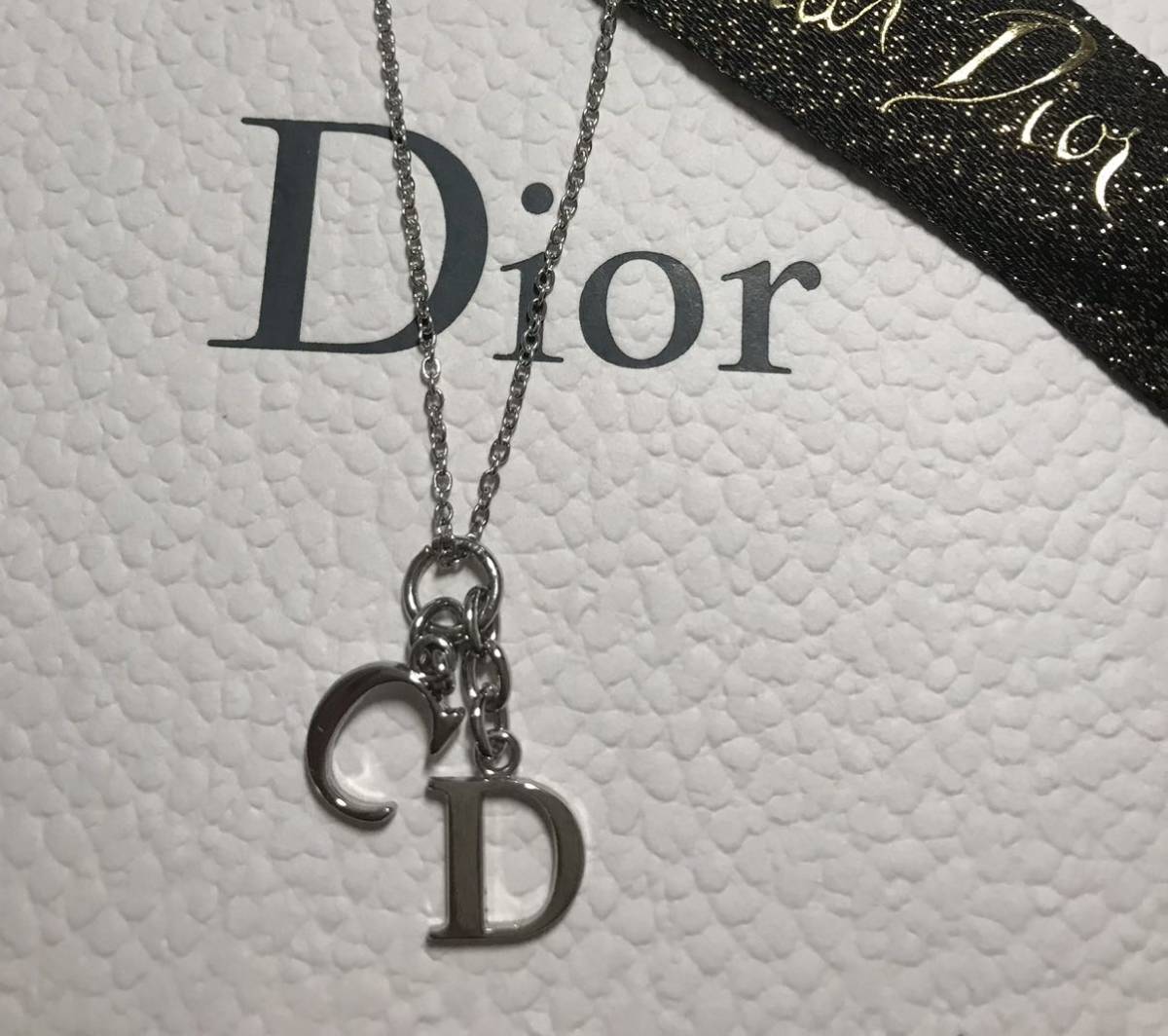 正規美品 クリスチャンディオールCDの字チャーム シルバー色 